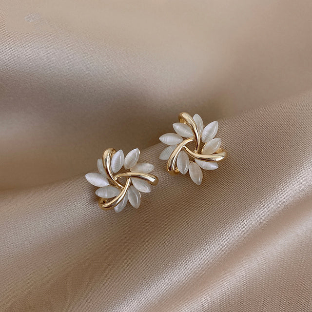 Boucles d'oreilles en cercle avec des pétales d'opale en or